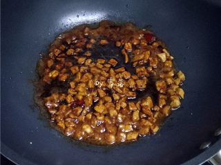 香菇肉酱意面,倒入生抽，红烧酱油翻炒均匀，再倒入适量香菇水，漫过食材；