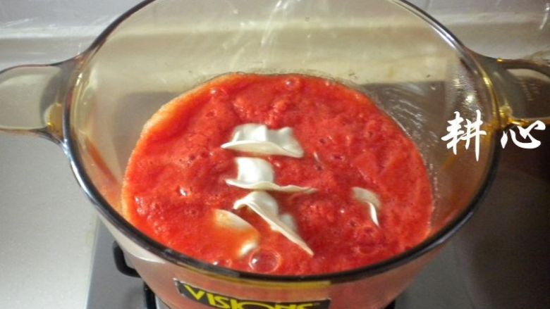 饺子茄汁汤,揭盖，放入饺子。