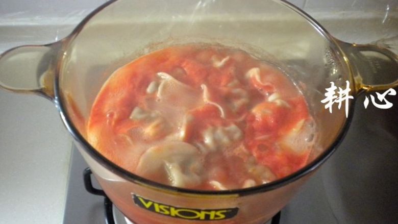 饺子茄汁汤,继续煮至饺子浮起。