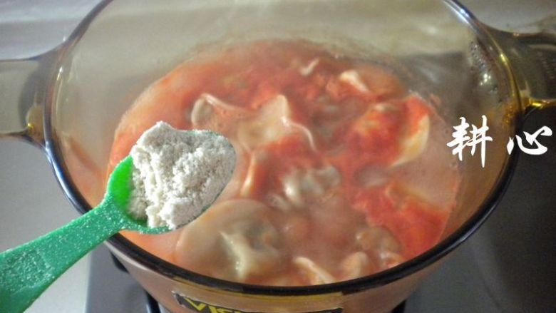 饺子茄汁汤,放入适量的鸡粉调味。