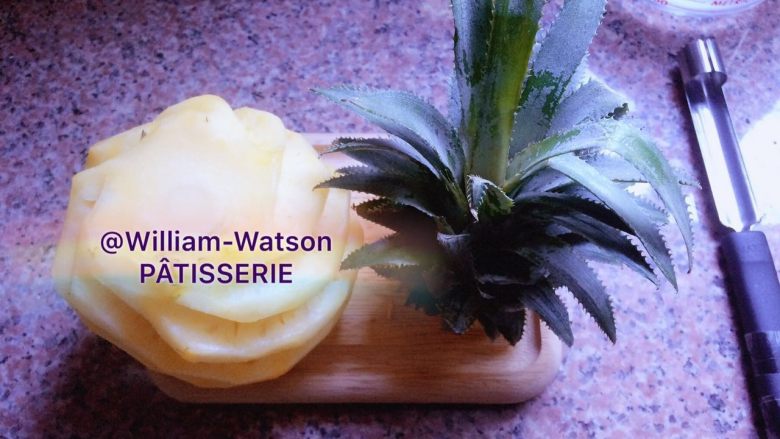 法甜实用小装饰---菠萝脆片,平齐去掉菠萝“花冠”。