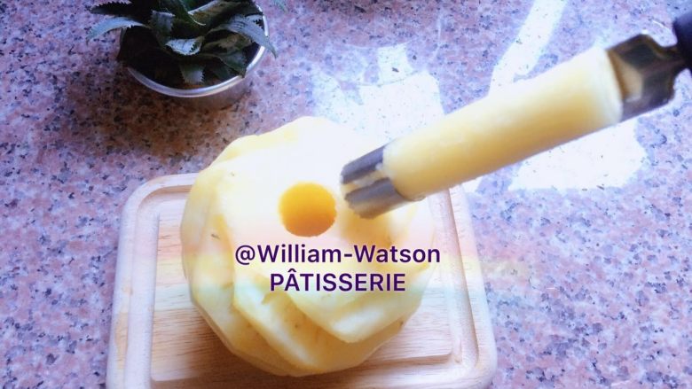 法甜实用小装饰---菠萝脆片,依然用巧劲提出“菠萝芯”。