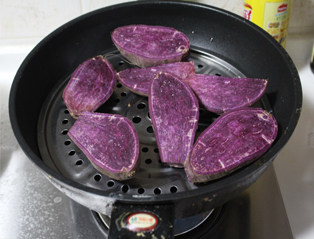 紫薯花朵面包,紫薯上锅蒸熟