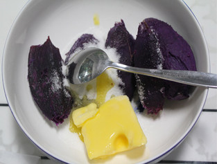 紫薯花朵面包,加入黄油和砂糖