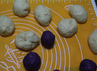 紫薯花朵面包,发酵好的面团取出排气，分成小份，紫薯泥也分成小份