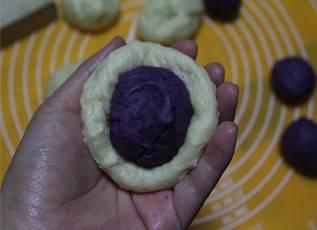 紫薯花朵面包,用面团包上紫薯泥