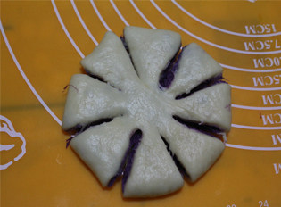 紫薯花朵面包,用刀割成花瓣状