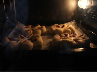 紫薯花朵面包,把花瓣翻转一下，放入温暖湿润处，第二次发酵,发酵好后，放入预热180度的烤箱，烤10分钟