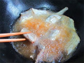 茄汁带鱼,煎炸过程中注意勤翻面，简直微黄捞出，再第二次煎炸，炸制香脆为止，捞出摆盘