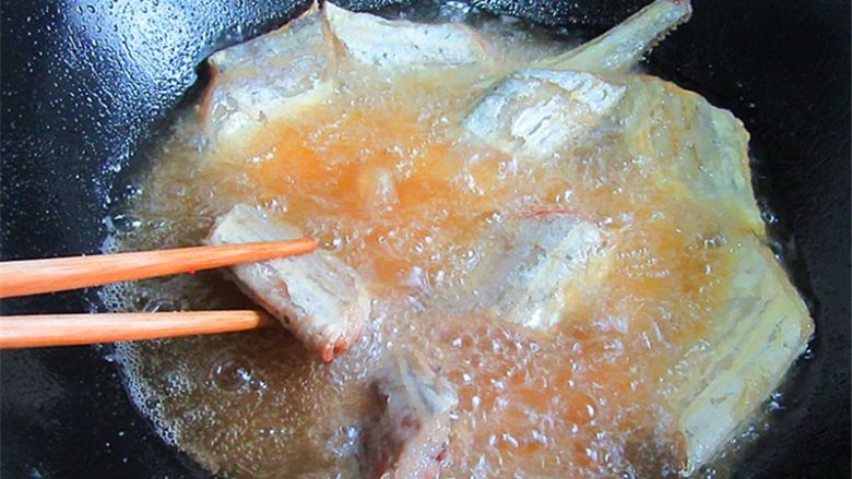 茄汁带鱼,煎炸过程中注意勤翻面，简直微黄捞出，再第二次煎炸，炸制香脆为止，捞出摆盘