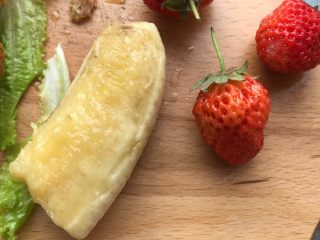 英式快手营养早餐,旁边摆上香蕉草莓等水果。