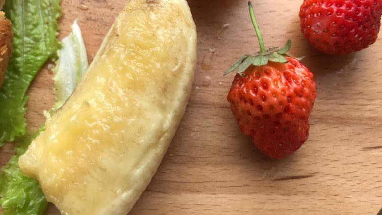 英式快手营养早餐,旁边摆上香蕉<a style='color:red;display:inline-block;' href='/shicai/ 592'>草莓</a>等水果。