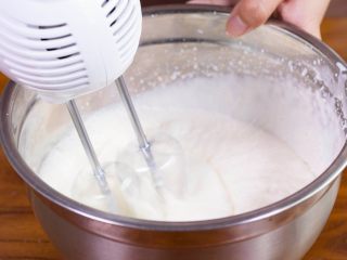 【免烤箱蛋糕】零失败芒果慕斯蛋糕,将淡奶油加入细砂糖50g，用电动打蛋器中高速打发。