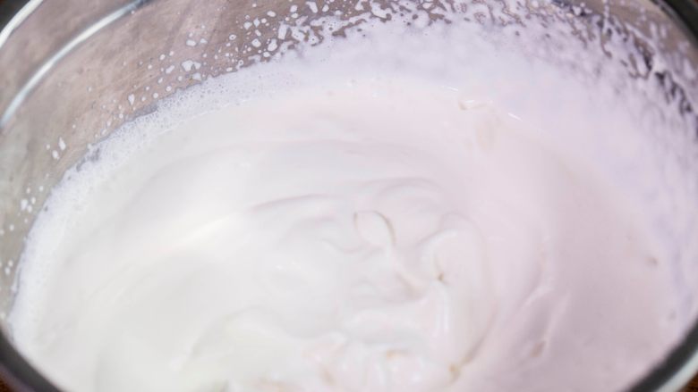 【免烤箱蛋糕】零失败芒果慕斯蛋糕,将淡奶油打发至5-6分发。此时的淡奶油出现明显纹路，提起打蛋头后，滴落的淡奶油可以堆叠在表面而不是马上消失，但是整体淡奶油还是呈液体流动状。