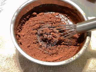 经典巧克力蛋糕,加入过筛后的可可粉，搅拌混合均匀