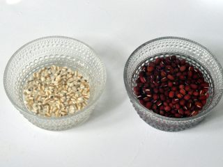 纯手工芋圆,将薏仁和红豆侵泡3-4小时，红豆在泡的过程中需要换几次水。