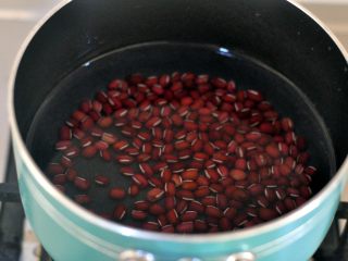 纯手工芋圆,将泡过的红豆放入奶锅中，煮至水开后将水倒掉，重新倒入水用小火煮4-50分钟。