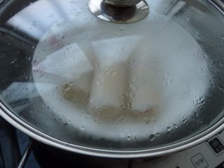 鱿鱼饭卷,沸水入锅，蒸8分钟，关火