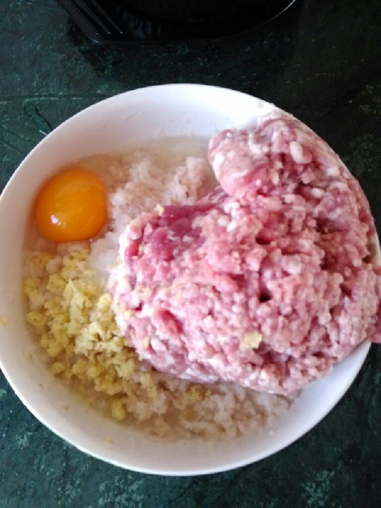 藕泥肉圆,加入蛋和肉