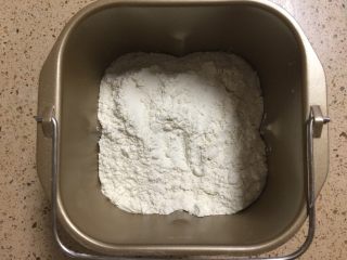 花生酱面包卷,所有材料按照糖，盐，牛奶，鸡蛋，面粉，酵母的顺序放入面包机里，揉面程序选择20分钟。