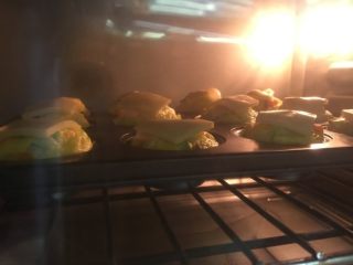 果仁面包碗,烤箱上火190度小火120度预热5分钟，烤前喷些水，中层烤6分钟即可。