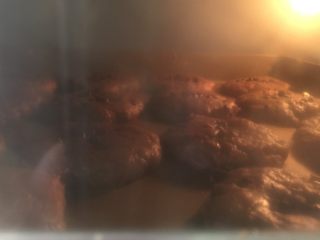 果仁面包碗,烤箱170度预热5分钟，烤前喷些水，放入面包，烤约20分钟。