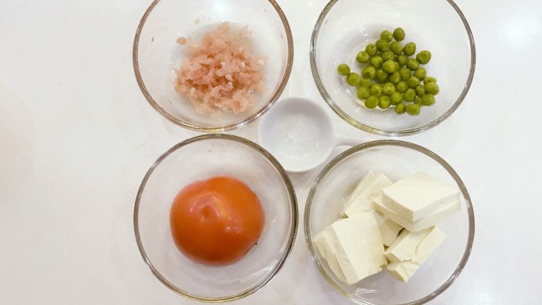 宝宝辅食：西红柿烧豆腐-18M+ ,准备好所有食材，把豆腐切成方形，厚度1cm不到的样子，猪肉切成肉末。