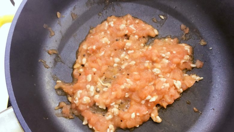 宝宝辅食：西红柿烧豆腐-18M+ ,热锅，刷一层植物油，倒入猪肉末和番茄碎翻炒2分钟，呈现图中状态，如果感觉有点干，可以加一点点清水。
