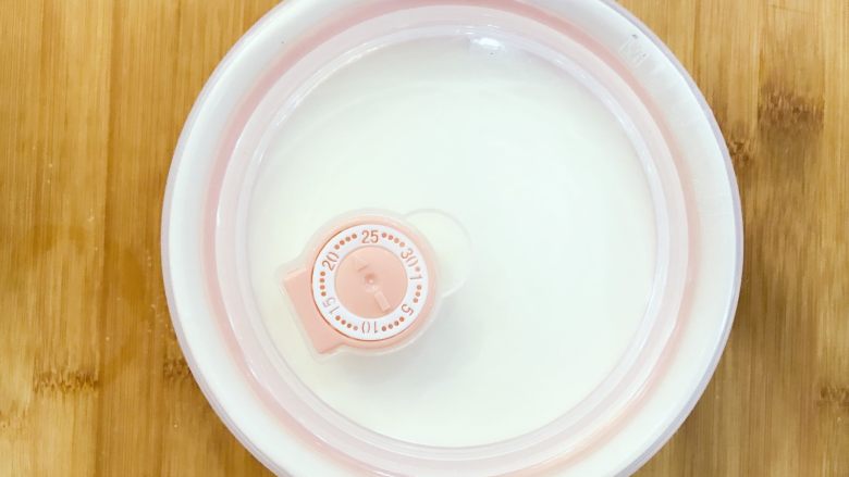 宝宝辅食：自制酸奶-12M+ ,盖上盖子，小芽用了盖子，但更建议用保鲜膜封口哈。