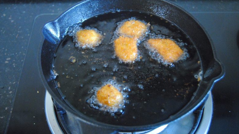 黑椒鸡米花,锅内的油表面稍冒热气的时候，放入肉，小火慢炸至深金黄即可