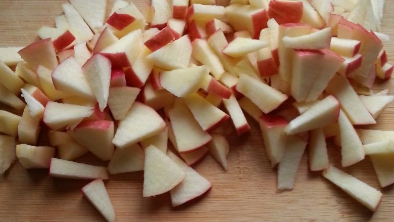 肉桂苹果派,低粉（225克）过筛备用，苹果(500克）洗净去核切丁备用；