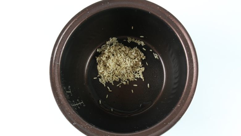 银耳莲子燕麦粥,把燕麦米倒入电饭锅内胆里。