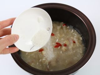 银耳莲子燕麦粥,食用前，加入适量的白糖调味，拌匀后即可开吃。