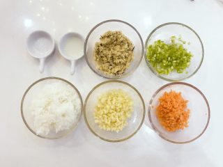 宝宝辅食：肉松五彩饭团-12M+ ,准备好所有食材，米饭稍稍煮软一点，把青椒、土豆、胡萝卜切细丁，越细越好哈。
