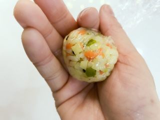 宝宝辅食：肉松五彩饭团-12M+ ,将拌好的米饭，分成大小相同的小团，用保鲜膜压紧捏圆，一定要紧实一点哈