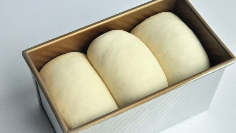 口袋三明治,放入烤箱进行第二次发酵，38度发酵至8-9成模。