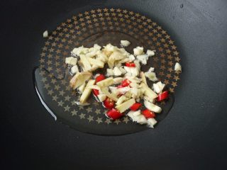 鲜菇浇带鱼,在炸鱼时，热一锅，下山茶油爆香辣椒、蒜、姜