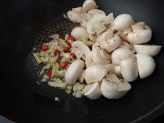 鲜菇浇带鱼,下蘑菇快炒