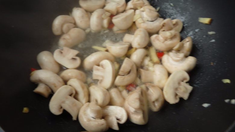 鲜菇浇带鱼,倒入水，煮沸