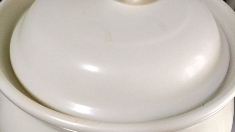 黑松露海螺排骨汤,选用砂锅（保温，不影响汤的颜色和味道）烧一煲开水。