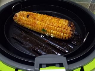 风味炸玉米,观察玉米表面是否焦香，如果玉米炸得焦香，就可以出锅啦；