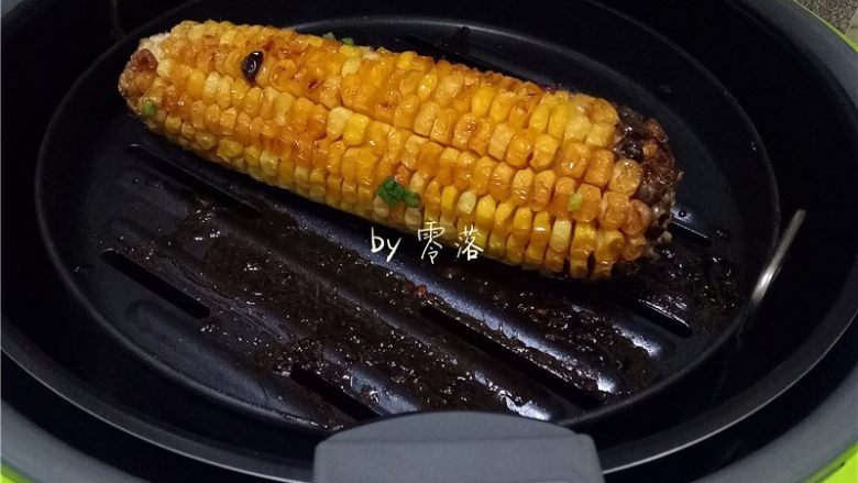 风味炸玉米,观察玉米表面是否焦香，如果玉米炸得焦香，就可以出锅啦；