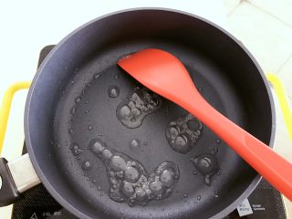 宝宝辅食：吐司爆米花-24M+ ,重新热锅，转小火，倒入细砂糖，6-10g左右，然后倒入清水，用铲子搅拌让细砂糖融化。
》水的量一定不能多哈。