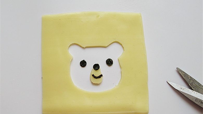 小熊奶酪包饭趣味便当,<a style='color:red;display:inline-block;' href='/shicai/ 884'>奶酪</a>片用小刀画出一个小熊的头部、海苔剪出眼睛等