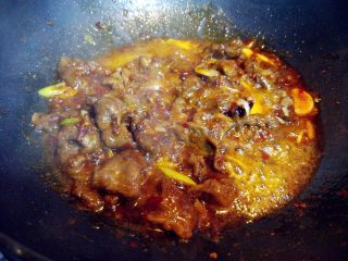 麻辣水煮牛肉,将肉片倒入稍煮一下。