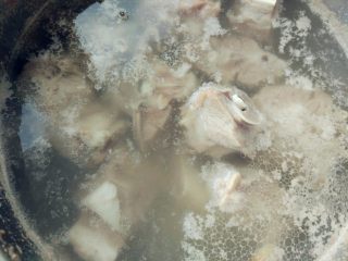 红烧羊蝎子,重新入冷水中，煮沸，漂去浮沫，用温热的水冲洗干净。此时不要用冷水，会使肉质突然紧缩，变老变硬。