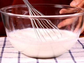 雪媚娘,将糯米粉和玉米淀粉慢慢加入牛奶里搅拌至无颗粒状