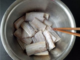 水煮带鱼,带鱼调入适量盐、料酒抓匀，腌制片刻；