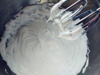 森林之子——立体裱花蛋糕,趁加热糖浆的时候，蛋清加细砂糖打发到六七分发的状态。沿边缘分词加入熬好的糖浆，快速搅打至完全融合，此时蛋清是有光泽的油漆状