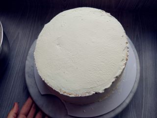 森林之子——立体裱花蛋糕,一个摞一个，完成后大致抹平表面和四周。抹面我用的淡奶油，是之前做蛋糕剩的，这样节省了奶油霜的用量，不然奶油霜差不多要增加一倍。